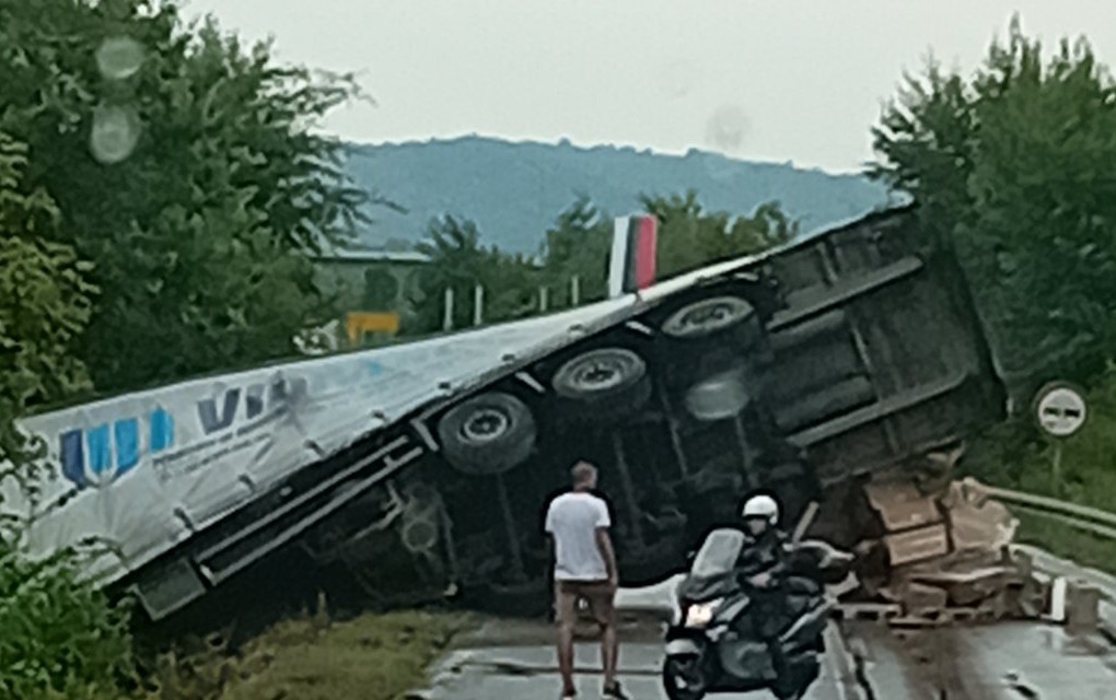 Prevrnuo se šleper u Doboju