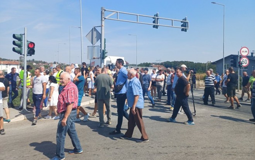 BLOKIRAN PUT BANJALUKA – PRIJEDOR: Mještani Dragočaja OČAJNI! Nemaju vodu danima