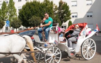 Dirljiva scena ispred porodilišta