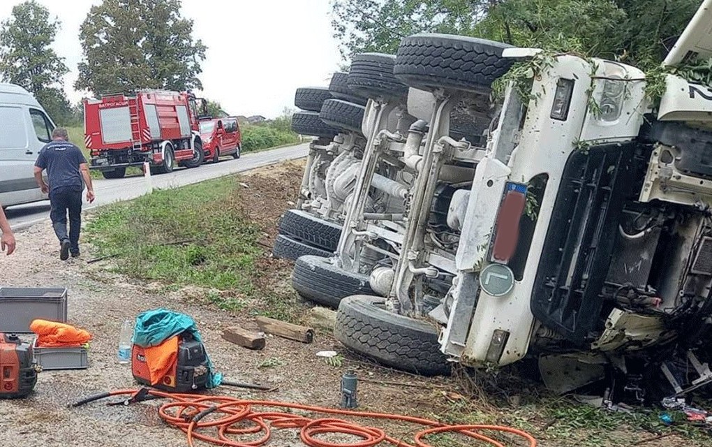 Kamion mikser sletio s puta, vozača izvlačili vatrogasci