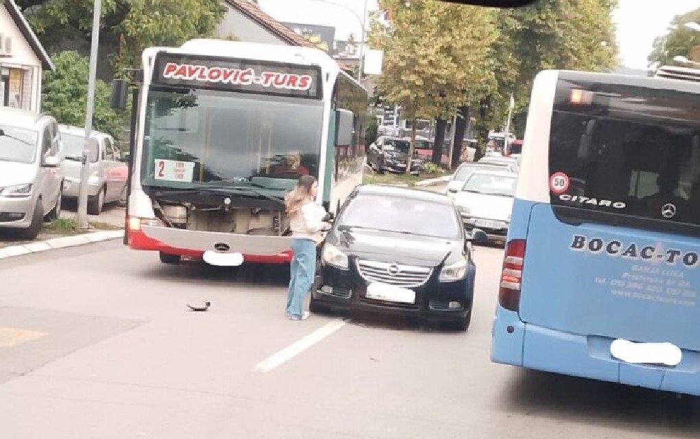 Sudar automobila i autobusa: Saobraćajka kod Parka Mladen Stojanović