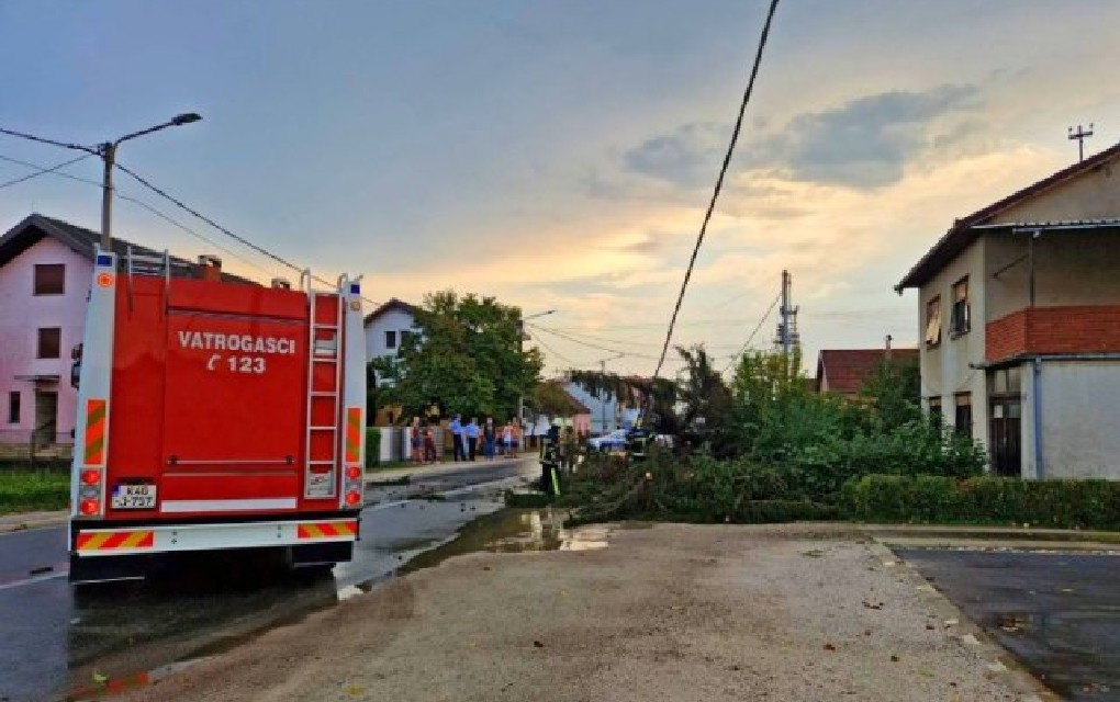 ZASTRAŠUJUĆI PRIZORI Nevrijeme zahvatilo Prijedor, intervenisali vatrogasci