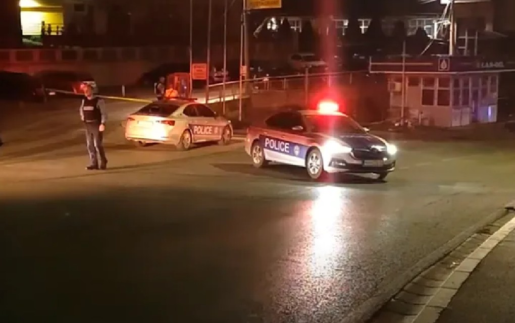 Еksplozija u Zvečanu, oštećena benzinska pumpa koju čuvaju policajci