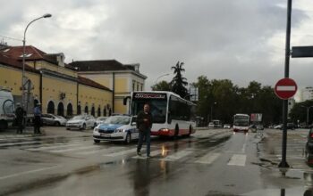 Sudar autobusa i policijskog vozila