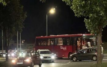 Sudar autobusa i auta u kružnom toku kod Lesnine