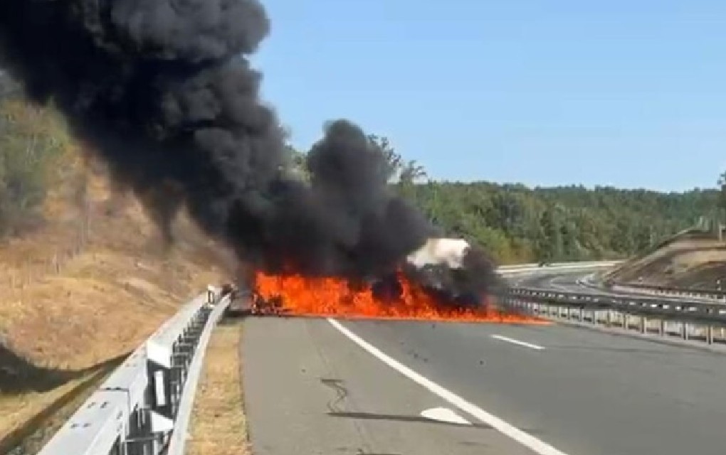 Zapalio se automobil na auto-putu, saobraćaj u zastoju