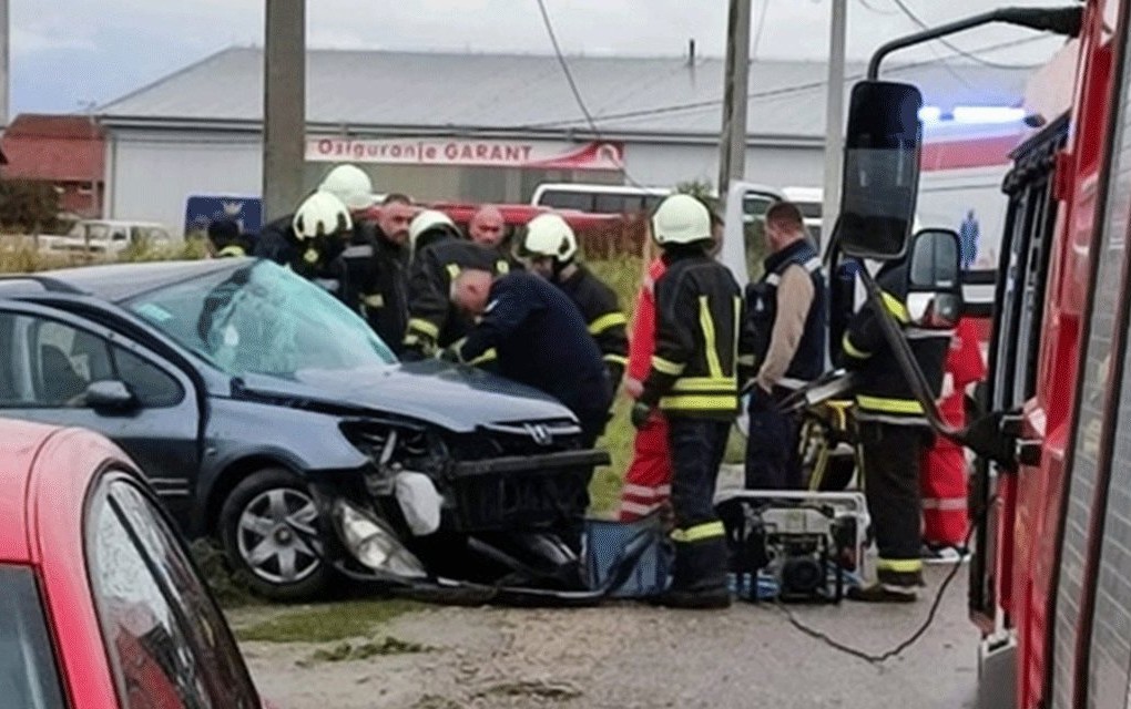 Težak udes kod Bijeljine, automobil se zabio u banderu