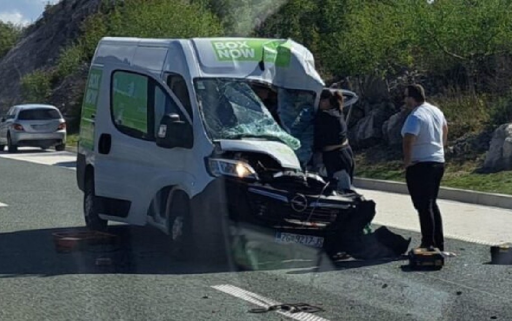 Težak sudar kombija i kamiona: Jedna osoba povrijeđena