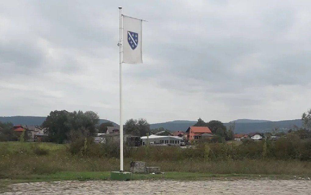 Nova provokacija iz FBiH: U Spomen-parku Garavice kod Bihaća postavljena ratna zastava