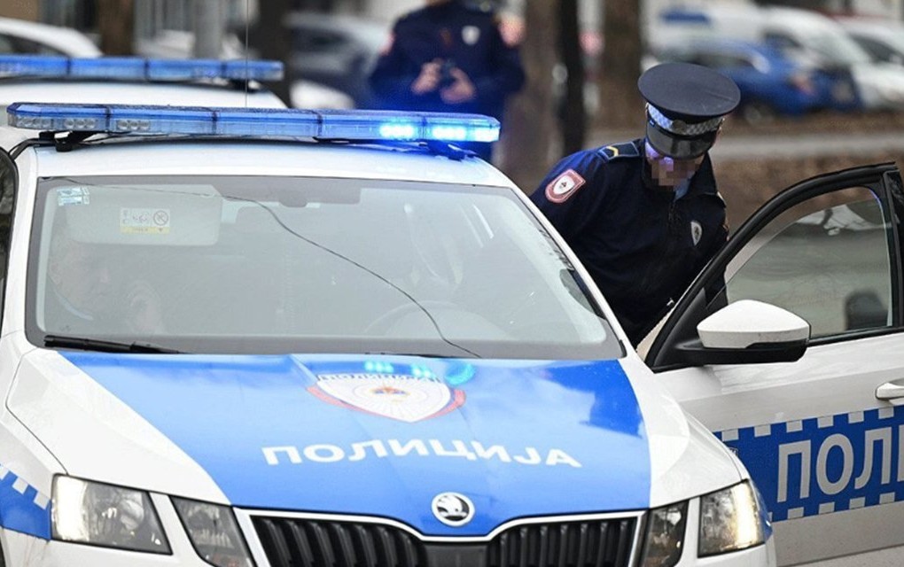 Rezao vene pa napao policajce