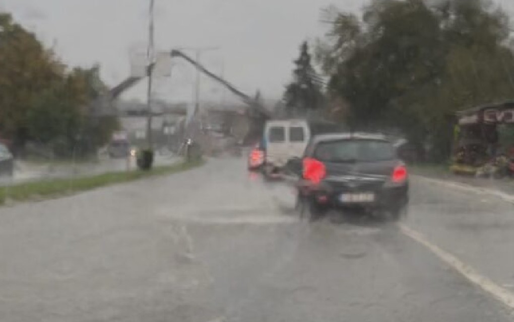 Nevrijeme u Banjaluci: Ulice pod vodom, kolaps u saobraćaju