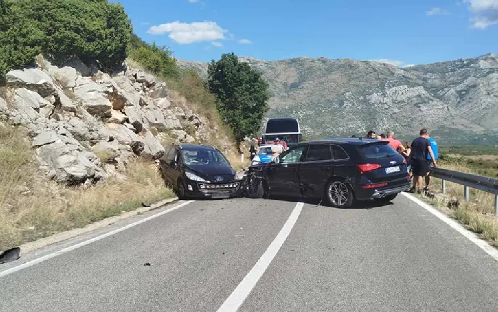 Težak sudar više vozila, ima povrijeđenih: Saobraćaj obustavljen