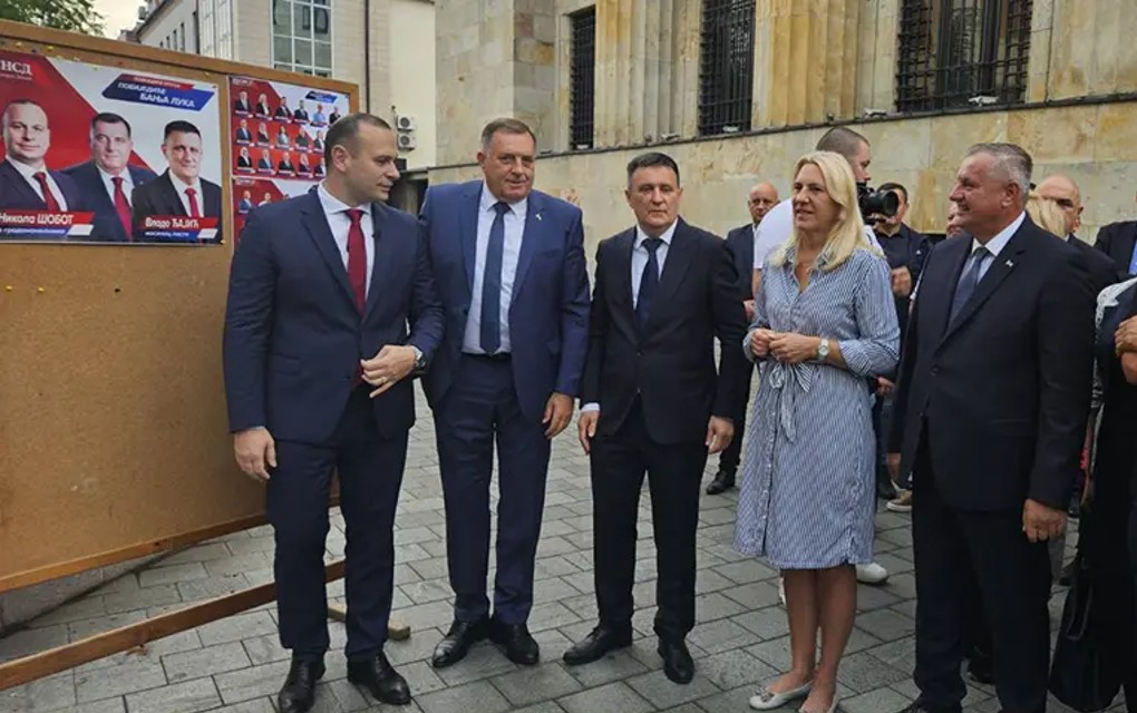 Dodik zalijepio prvi plakat: Pobjeda u Banjaluci zove se Nikola Šobot