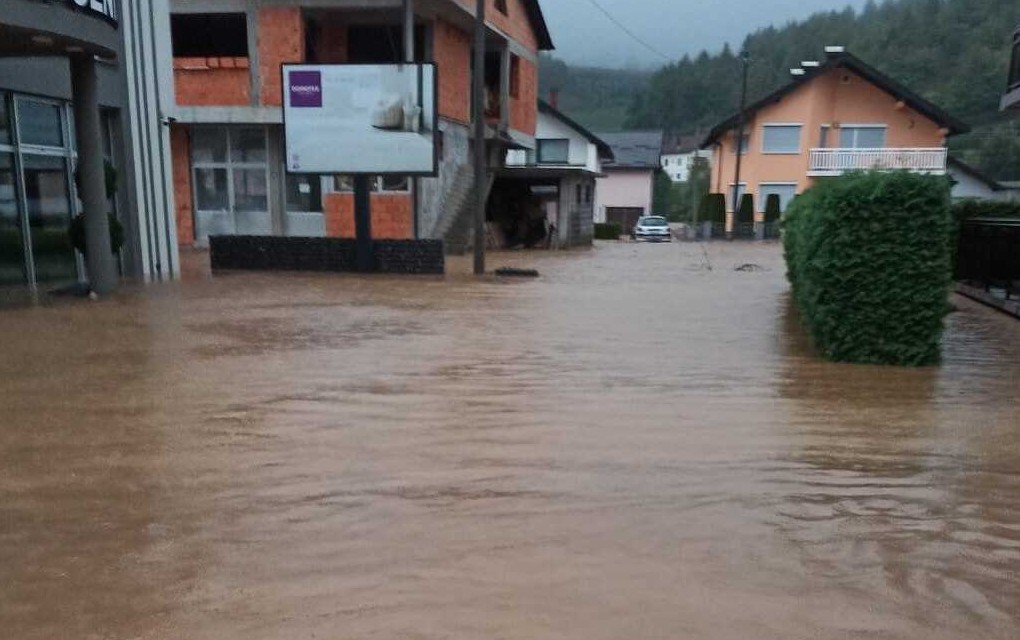 Kiseljak i Kreševo pod vodom: Pojedini putevi blokirani, nastava odgođena