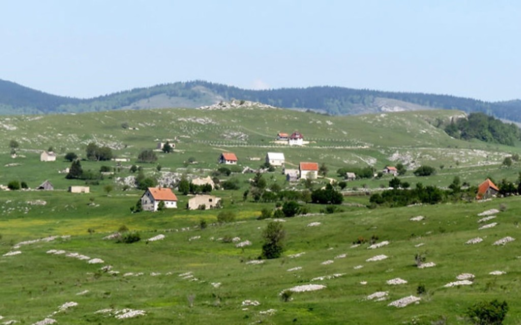 Mještani glamočkog sela Pribelja ogorčeni: Dimne zavjese sa “Barbare” vidljive i na Vlašiću