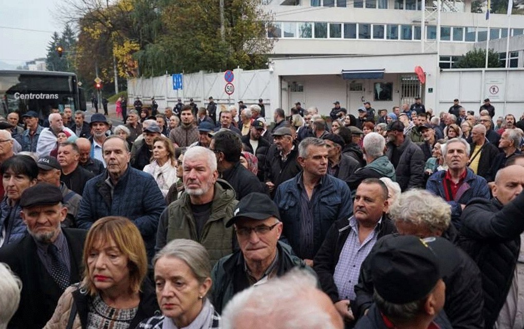 Održan protest ispred zgrade OHR-a: Zatražen odlazak Kristijana Šmita