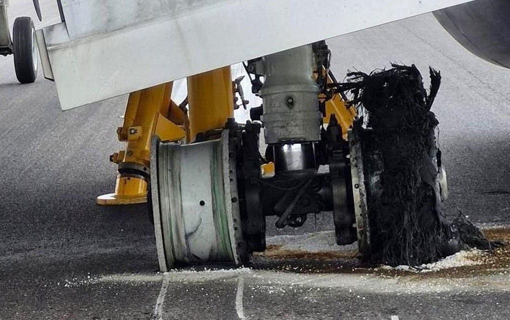 Drama pri slijetanju: Eksplodirale sve gume na avionu