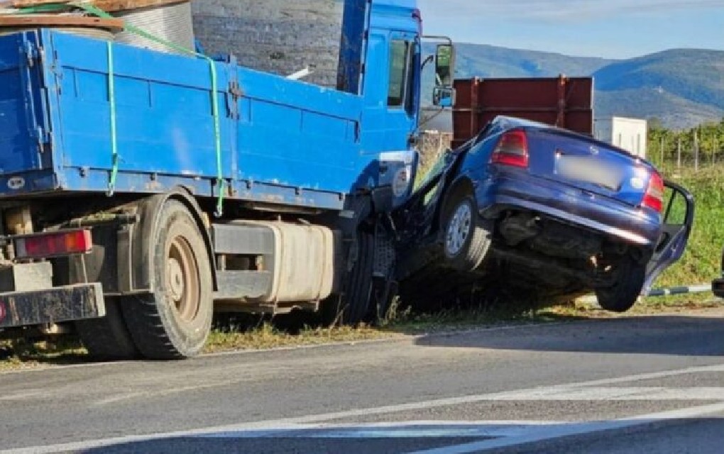 Teška nesreća, sudar automobila i kamiona: Vozaču “Opela” se bore za život