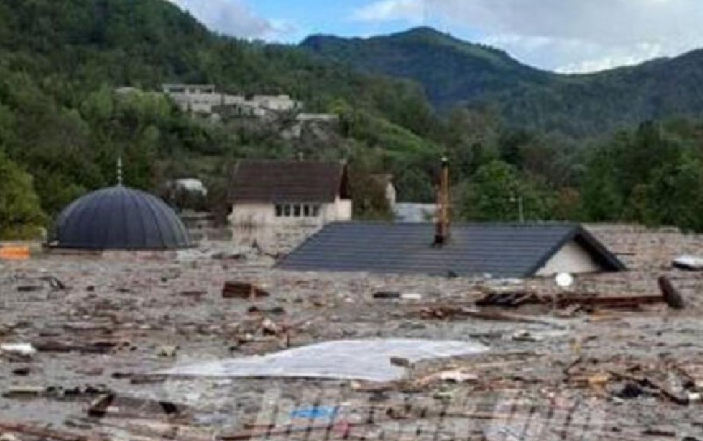 Majka heroj doplivala kroz bujicu: Lejla je svojim tijelom spasila kćerku (13)