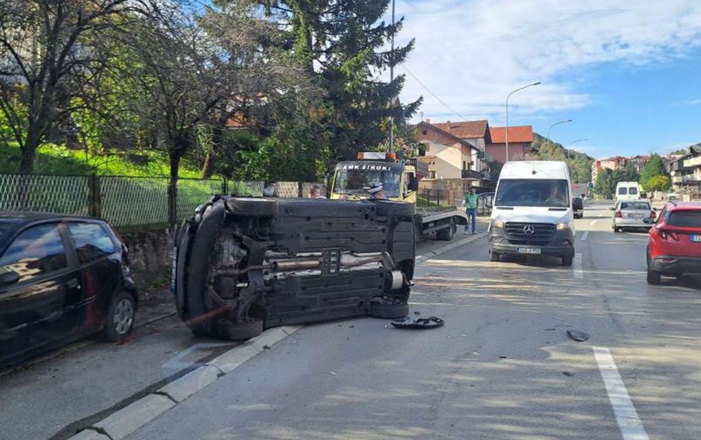 Sudar u Banjaluci, automobil se prevrnuo na bok