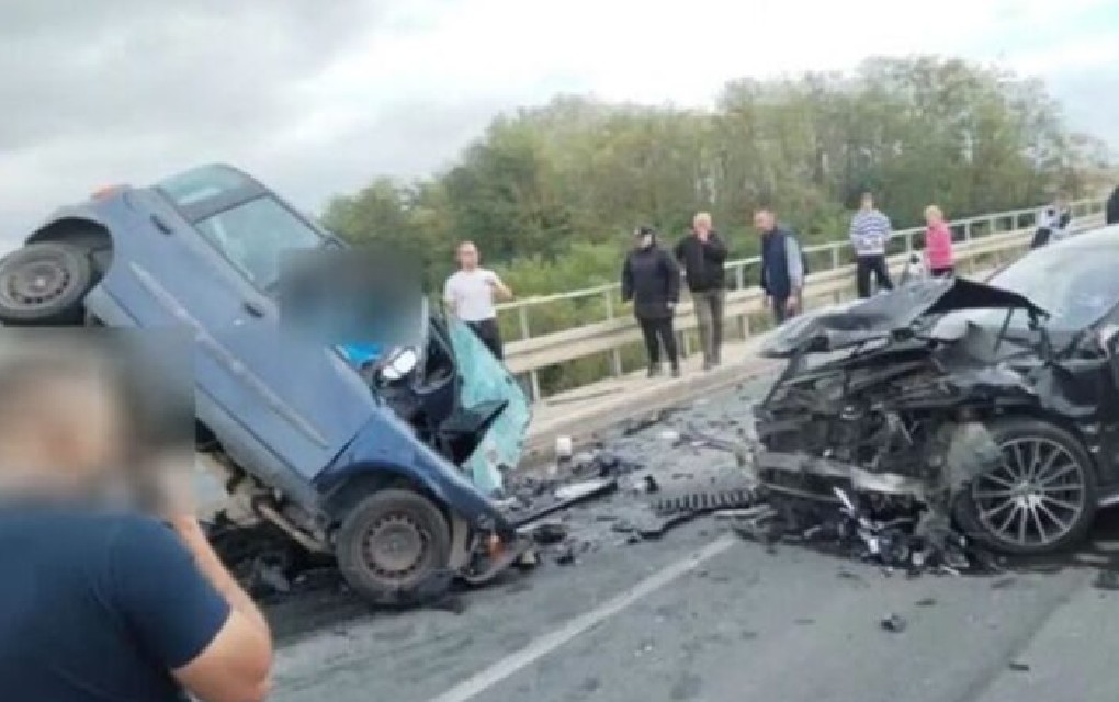 Teška saobraćajna nesreća: Majka poginula, tri djevojčice povrijeđene