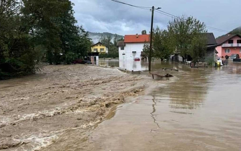 Poplave zarobile majku s djecom u kući