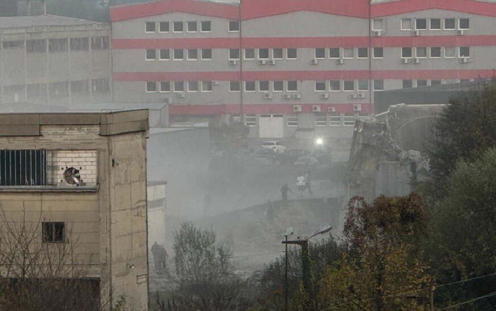 Banjalukom odjekivale detonacije, Poslovna zona utonula u prašinu: Incelov dimnjak srušen iz 3. pokušaja