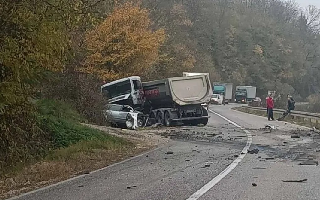 Težak sudar kamiona i auta, ima stradalih