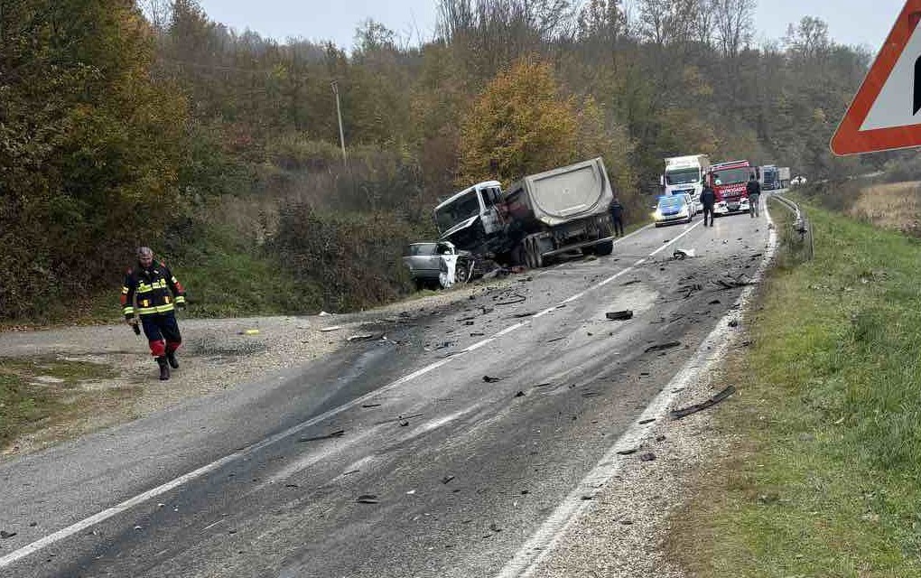 Policija se oglasila o teškoj nesreći kod Dervente: Poginuo vozač automobila