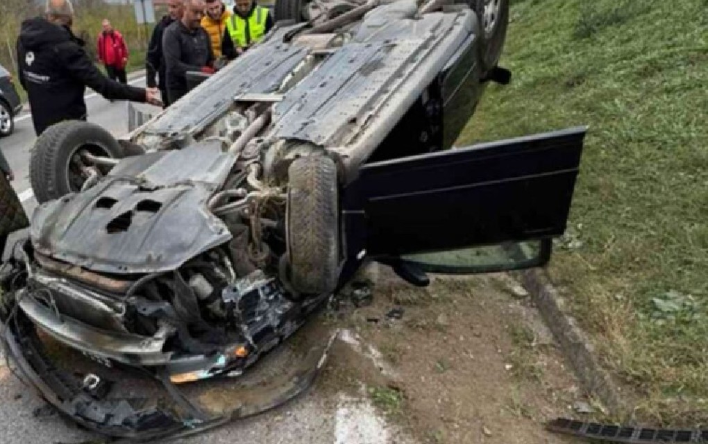 Stravična nesreća u BiH: Poginula jedna osoba, auto završio na krovu