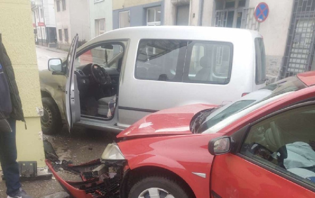 Detalji nesreće u Banjaluci: Dijete i dvoje odraslih povrijeđeni u sudaru dva automobila