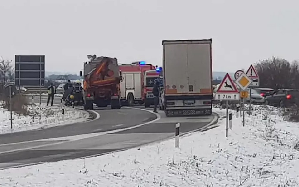 Jeziv udes: Automobili smrskani, jedna osoba poginula, dijete teško povrijeđeno!