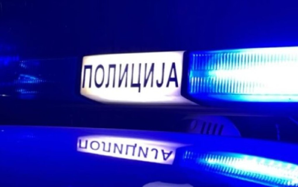 Pijani muškarac vrijeđao i iz kuće istjerao suprugu, pa napao policajca