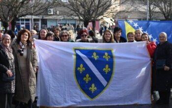 U centru Banjaluke ratne zastave BiH