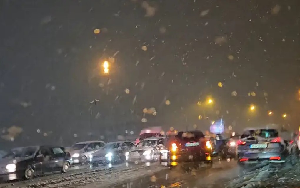 Snijeg napravio haos u Banjaluci: Vozila u kanalu, mnogi “zaglavljeni“ zbog ljetnih guma