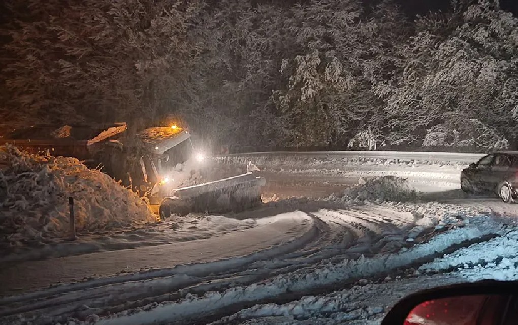 Snijeg već pravi probleme u Banjaluci: Grtalica sletjela sa puta