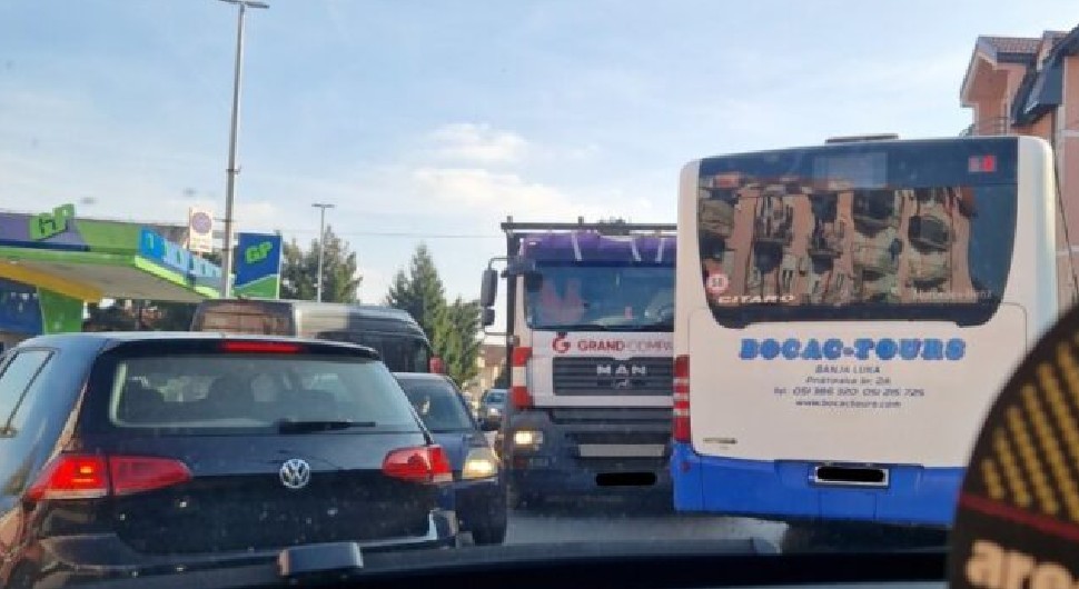 Sudar autobusa i kamiona na spornom mjestu