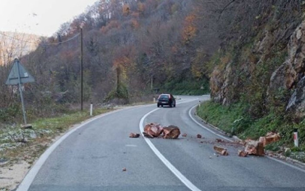 Stijene se obrušile na put Banjaluka – Mrkonjić Grad