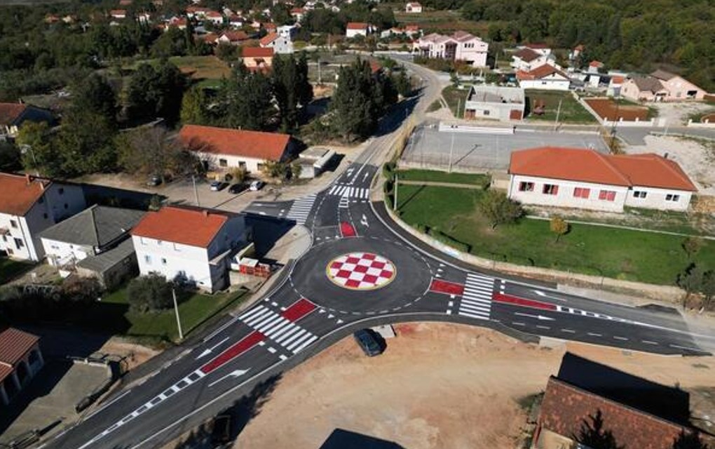 Kružni tok u Čitluku ‘osvanuo’ u bojama šahovnice?! DAJTE JEDAN U BANJALUCI SA NEMANJIĆIMA