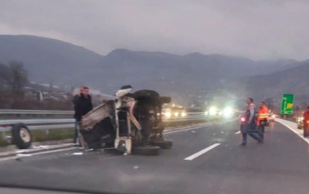 Nesreća na autoputu: Vozilo se prevrnulo, usporen saobraćaj