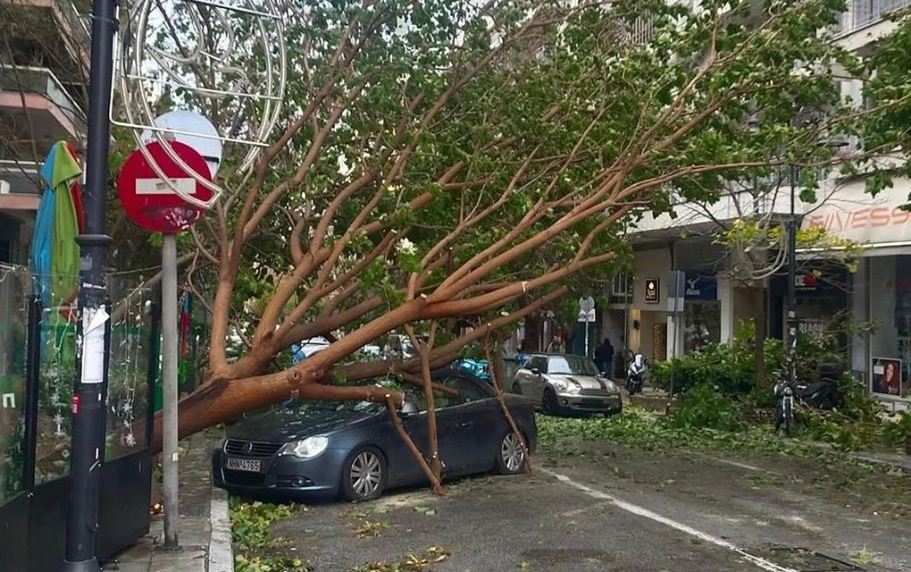 Orkanska oluja rušila sve pred sobom, Solun u mraku