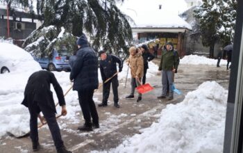 Uprava i radnici Pošte Srpske zajednički očistili snijeg bez čekanja na nadležne službe