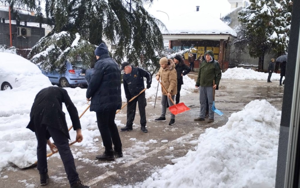 Uprava i radnici Pošte Srpske zajednički očistili snijeg bez čekanja na nadležne službe