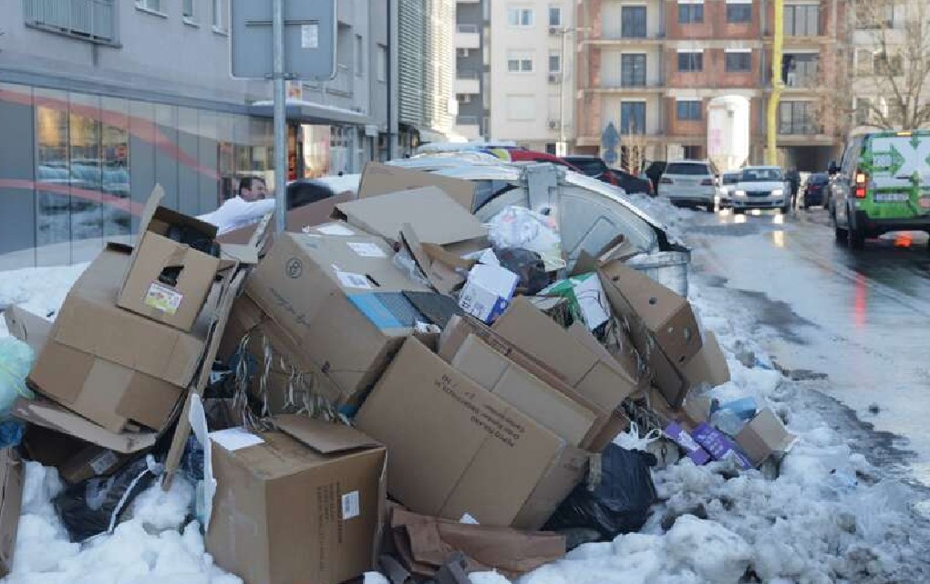 Kad okopni snijeg: Banjaluka uoči praznika ZATRPANA SMEĆEM, komunalci obećavaju munjevitu akciju