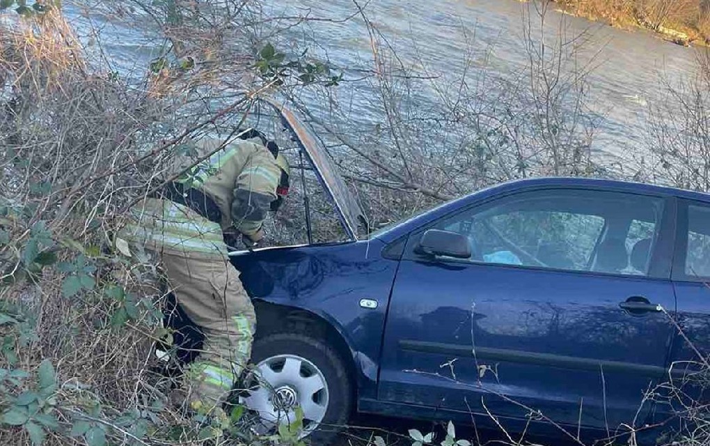 Za dlaku izbjegnuta tragedija: Sletjela sa polom, zaustavila se metar do hladne Sane