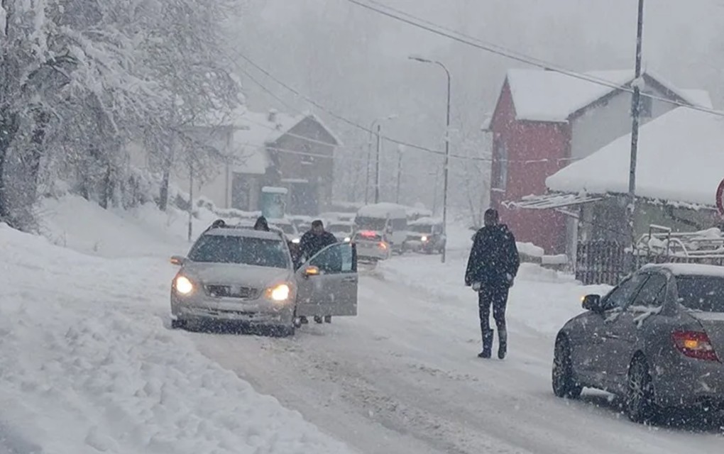 Proglašeno stanje elementarne nepogode u Kotor Varošu, palo više od metar snijega