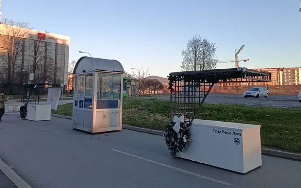 Postavljene kućice i novi znak za pješačku zonu kod javnog parkinga na Trgu Republike