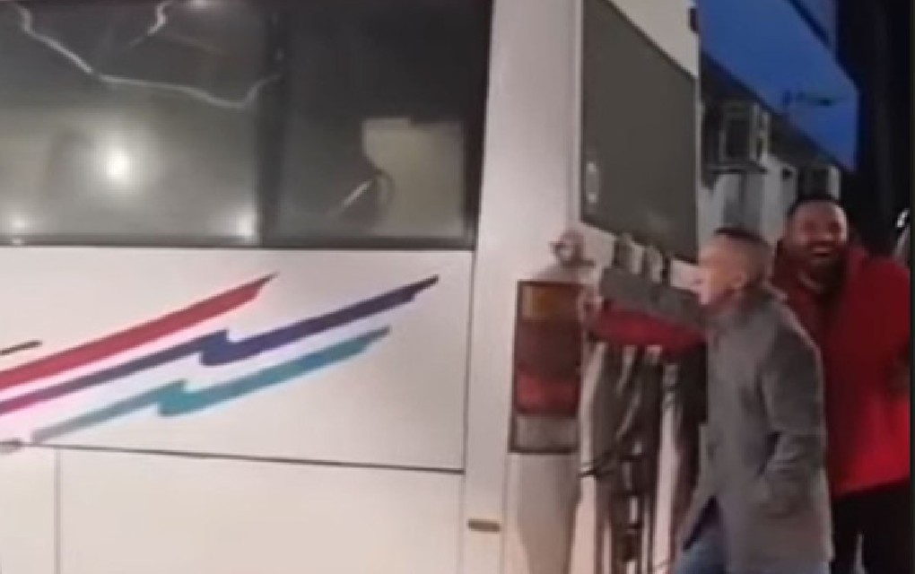 Nesvakidašnja scena na graničnom prelazu Gradiška: Putnici gurali autobus