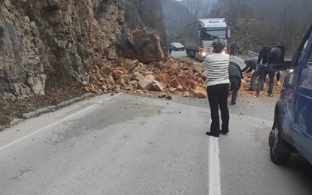 Potpuno obustavljen saobraćaj na putu Mrkonjić Grad- Crna Rijeka