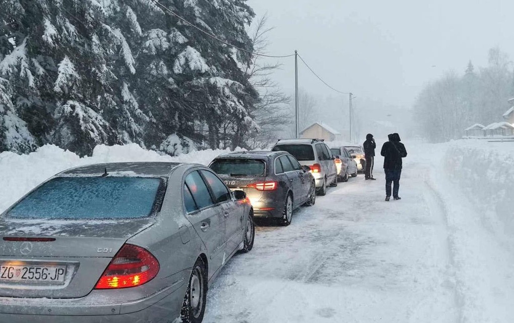 Teška mehanizacija probila smetove: Zametene kolone kreću